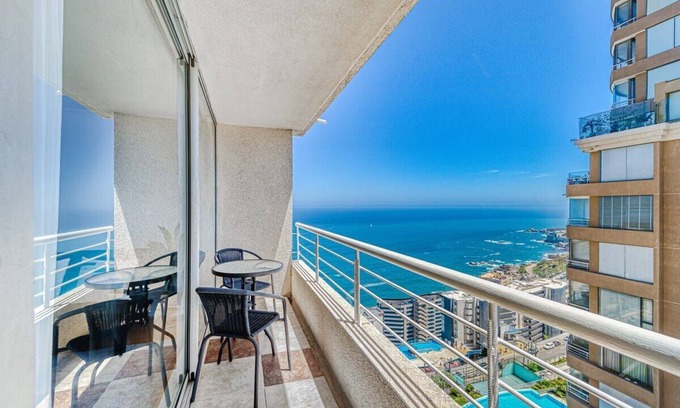 Renaca Apartment | Cozy Blue with Wifi, Pool & View