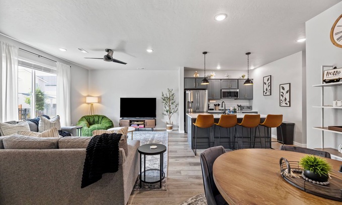 Boise House | Cozy & Brand New Home By Boise Airport!