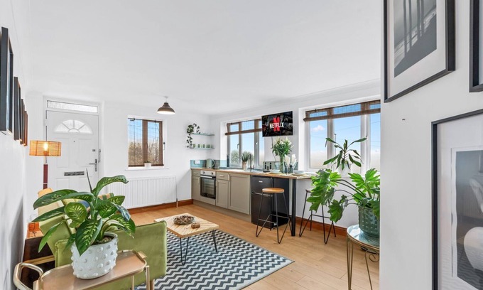 Woodingdean Apartment | Cozy Brighton Escape | Countryside Views & Parking