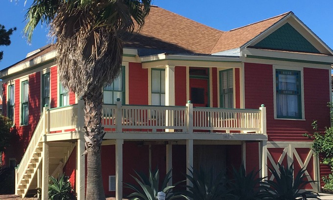 San Jacinto House | Cozy Bungalow located 2 blocks from the beach-