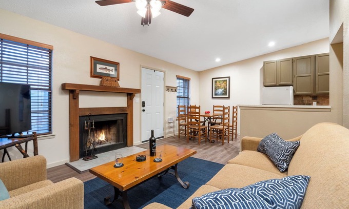 Kimberling City House | Cozy Bungalow-Fireplace-Free Daily Tickets-Walk to Table Rock-Peaceful Ozarks Views