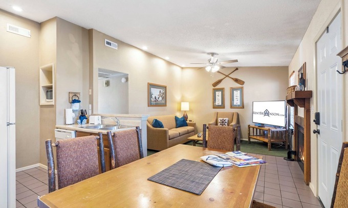 Kimberling City House | Cozy Bungalow-Cmty Outdoor Pool-Pickleball-Mini Golf-Free Daily Tickets-Walk to Table Rock