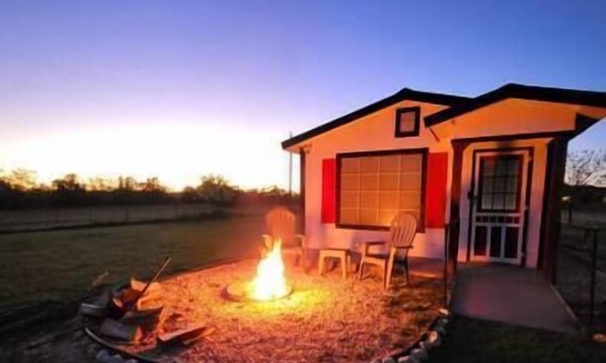 Waco House | Cozy Cabin 5 min from Waco, 10 from Baylor, 15 from Silos