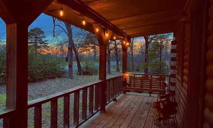 Eureka Springs Cabin | Cozy Cabin at Bear Mountain Log Cabins