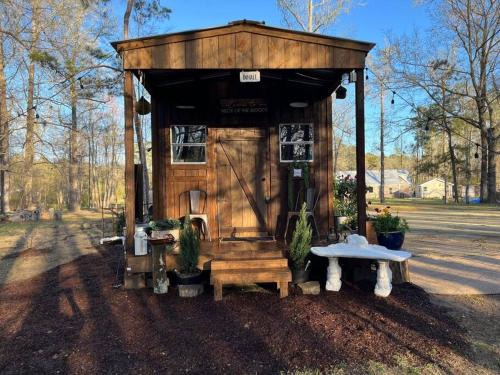 Conway House | Cozy Cabin by the Pond