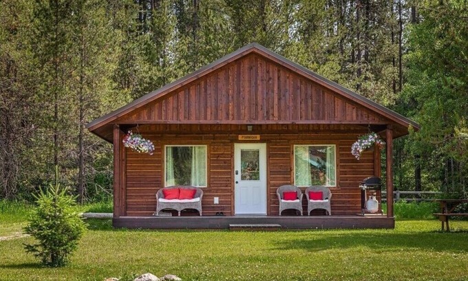 Coram Cabin | Cozy Cabin close to the West Entrance to Glacier National Park