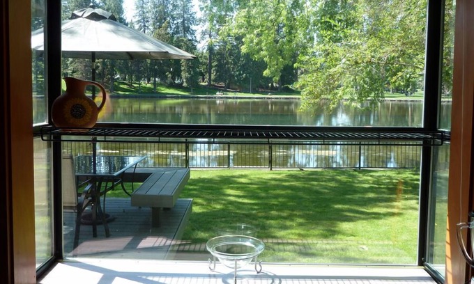 Old Bend House | Cozy Cabin Directly on Mirror Pond - Deschutes River!