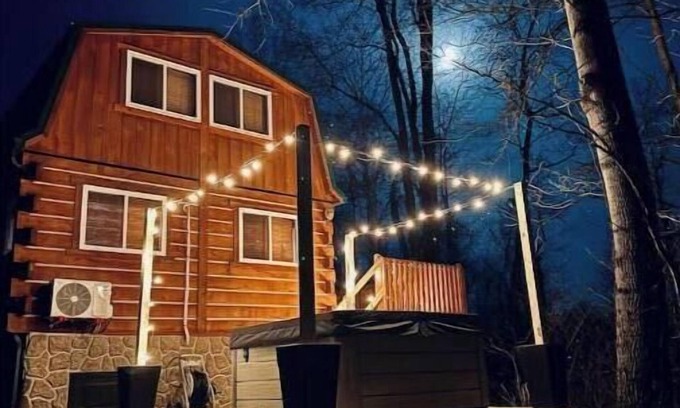 East Fultonham Cabin | Cozy Cabin Escape w/Hot Tub, King Bed & Fire Pit