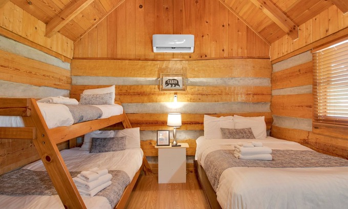 Gatlinburg - Pigeon Forge Cabin | Cozy Cabin Hideaway near Smoky Mountains