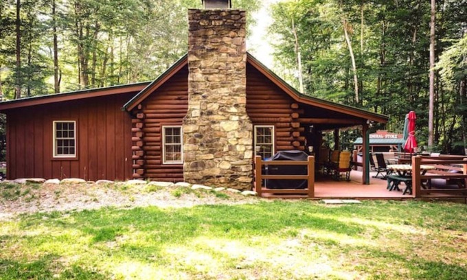 Canton Cabin | Cozy cabin hideaway bordering mountain creek.n