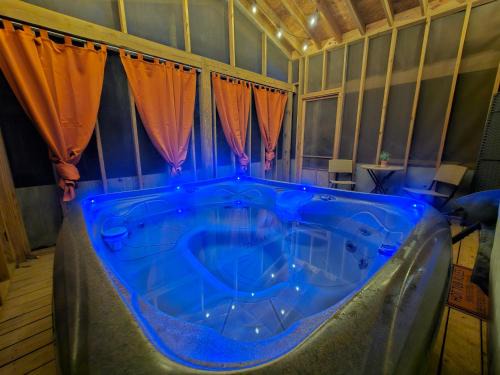 Mars Hill House | Cozy Cabin, Hot Tub, Fast 500Mbps Wi-Fi, Fireplace