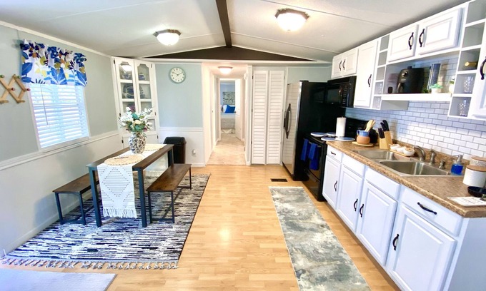Christmas Cottage | Cozy Cabin in Orlando - Snowbird Paradise