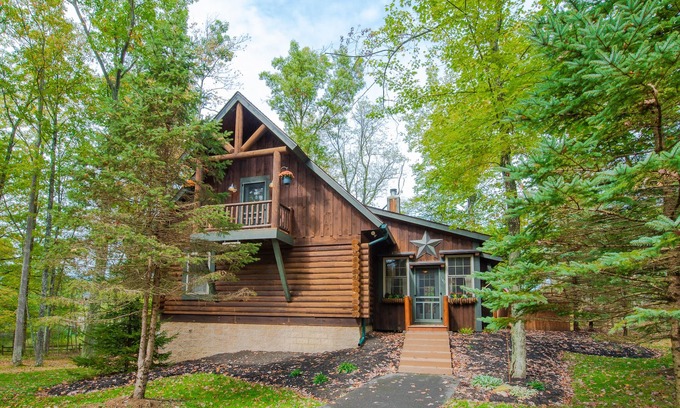 Thayerville Cabin | Cozy Cabin in Pines w/Soothing Hot Tub