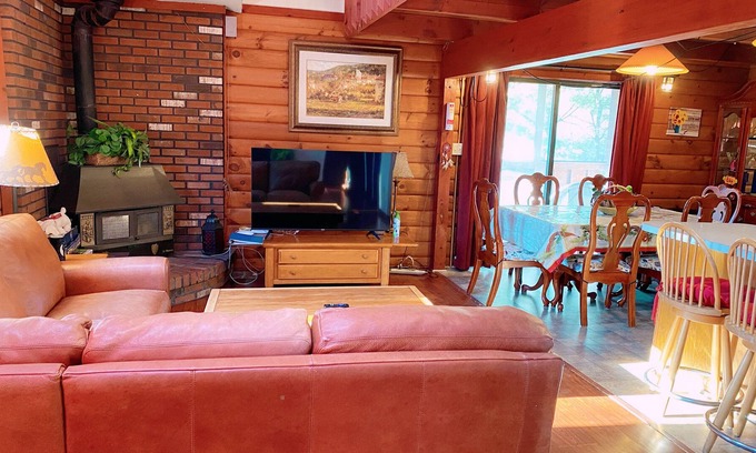 Long Pond Cabin | Cozy Cabin in Poconos - minutes to ski/waterparks!