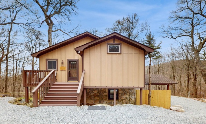 Sugar Mountain Ski Chalet | Cozy cabin in the blue ridge mountains close by lifts, golf, and zip-line