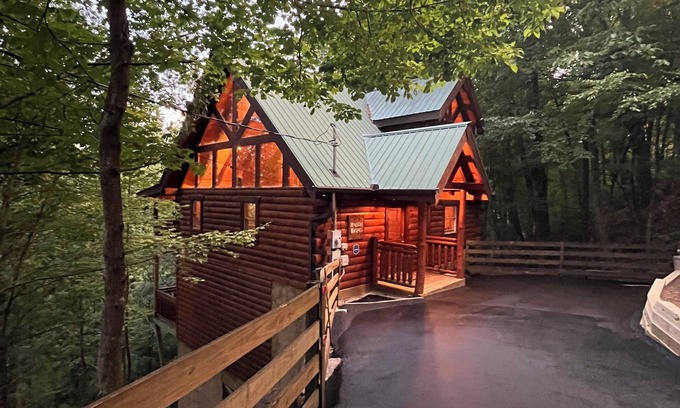 Gatlinburg - Pigeon Forge Cabin | Cozy Cabin in the MOUNTAINS! Minutes to Gatlbg and PFrge!