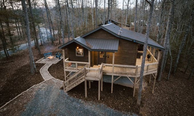 Murphy Cabin | Cozy Cabin King Suite, Hot tub, Gas Fireplace, Fire Pit, Grill & Games