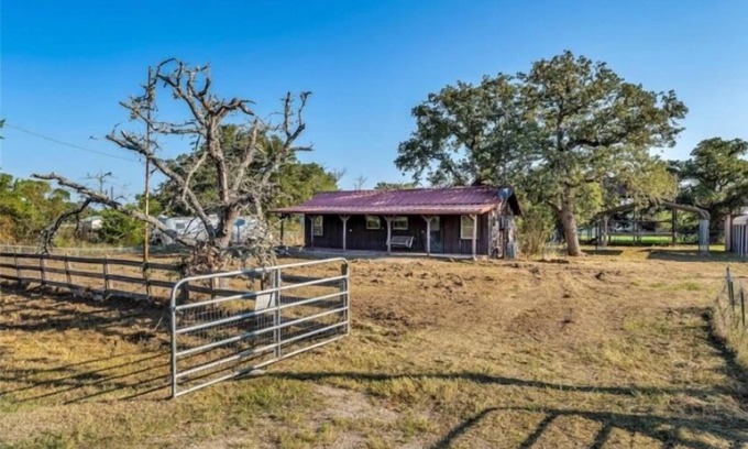 Somerville Cabin | Cozy Cabin near College Station, TX-Great for Aggie Football Weekend