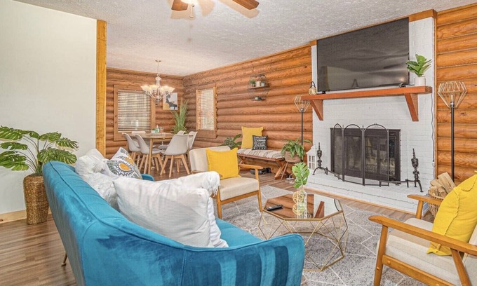 Suwanee Cabin | Cozy cabin near downtown Suwanee