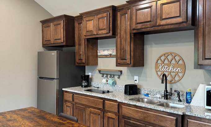 Lawton Cabin | Cozy cabin near Medicine Park with WiFi, AC