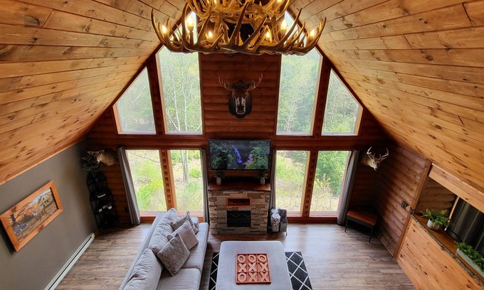 Stroudsburg Cabin | Cozy cabin overlooking beautiful creek and horses - Pet Friendly!