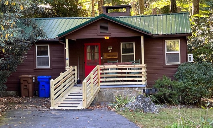 Maggie Valley Resort | Cozy Cabin Pet Friendly ADA Compatible