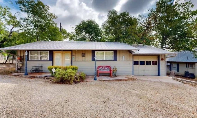 Ingram House | Cozy Cabin Retreat - 1BR Cabin w Nature Views