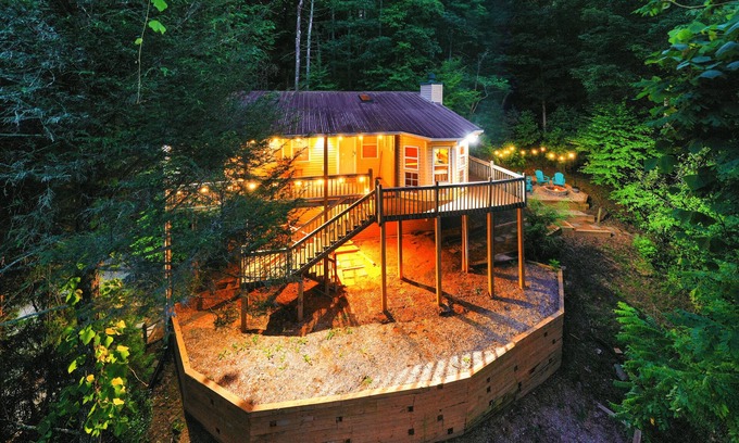 Blue Ridge Cabin | Cozy Cabin Retreat - Hot Tub, Fireplace & Fire Pit - Minutes from Blue Ridge