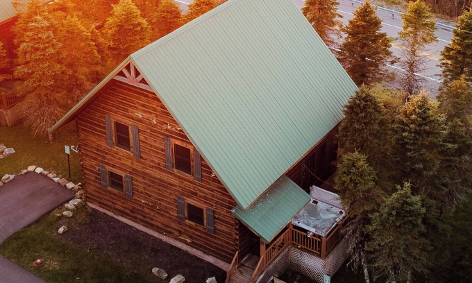 Snowshoe Cabin | Cozy Cabin Retreat w/Private Hot Tub NEAR SLOPES