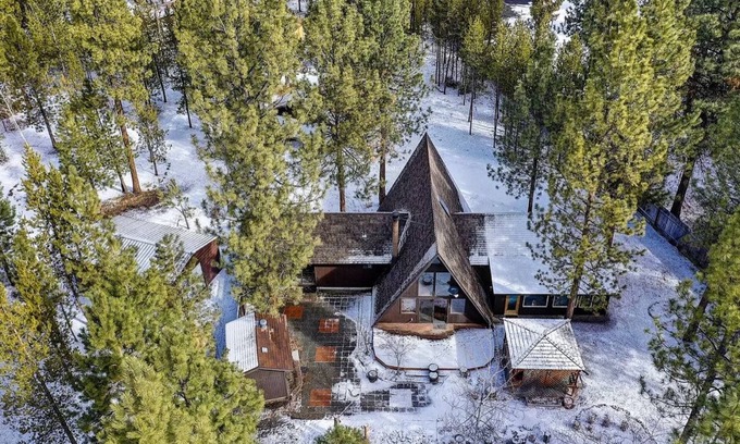 La Pine House | Cozy cabin style house/Hot Tub/Free Wi-Fi/Pets are welcome/RV Hookup