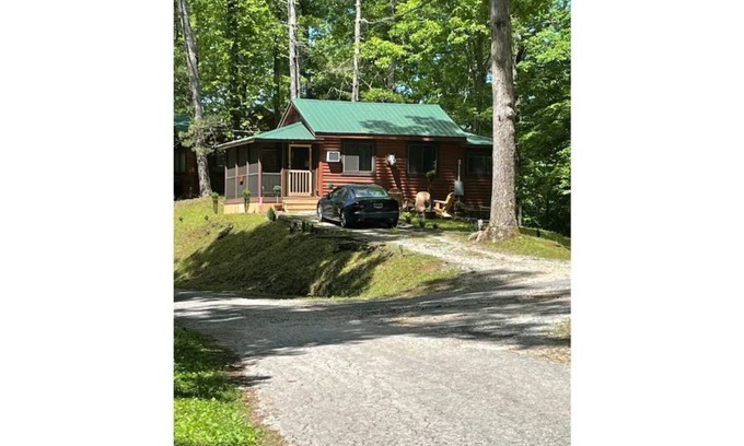 Bryson City Cabin | Cozy cabin tucked away in rustic Bryson City, NC mountain resort. Watch video.