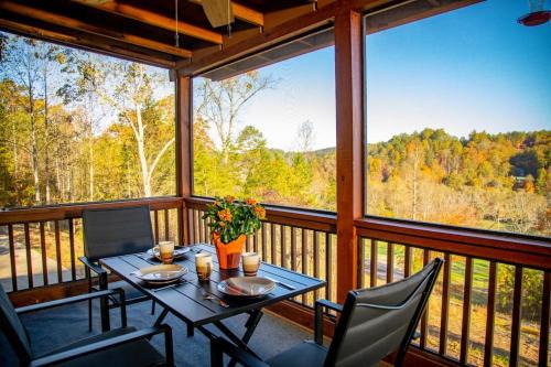 Mineral Bluff House | Cozy Cabin: w/Balcony, Pool Table, Fire pit & BBQ