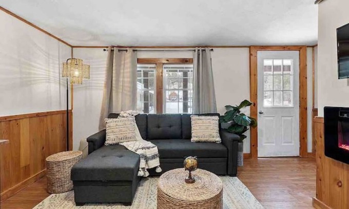 Thornton Cabin | Cozy Cabin W/private HOTTUB & Pet Friendly near Loon MTn, Waterville & Owls Nest