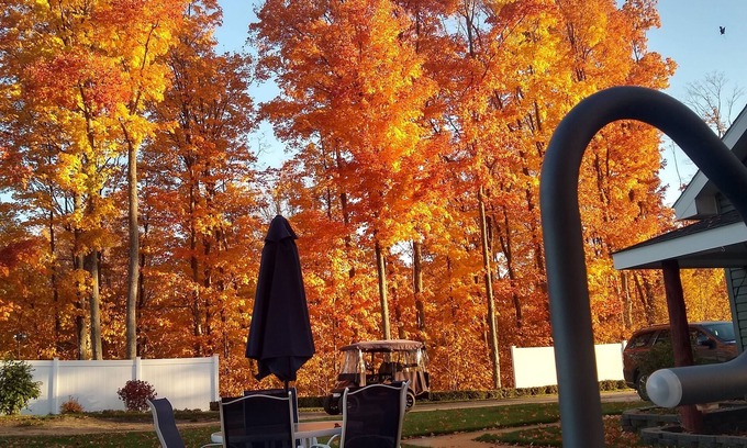 Boyne Falls Cabin | Cozy cabin-WIFI & outdoor hot tub, Close to Boyne Mt & great for snowmobiling