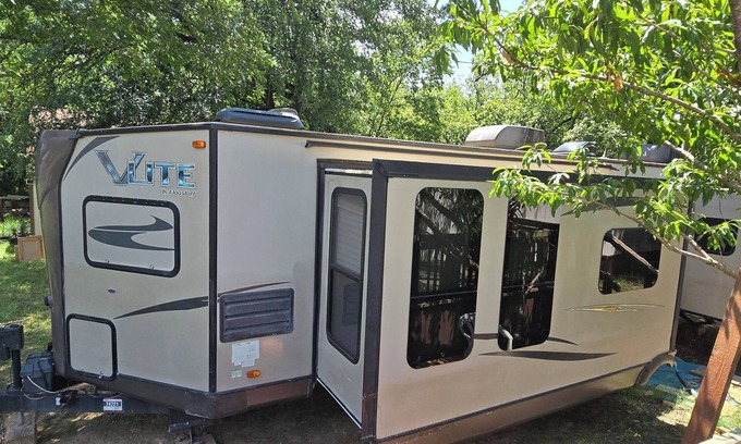 Cleburne Cabin | Cozy cabin with AC and WiFi in lovely Cleburne