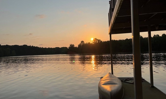 Estill Springs Cottage | Cozy Cabin with large dock on the Lake, Stunning View!