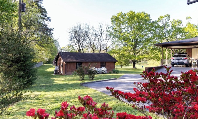 Knoxville House | Cozy Casita with sunroom on peaceful acreage - 10 min to downtown Knoxville