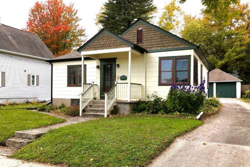Cedarburg House | Cozy Cedarburg House - Walk to Historic Downtown!