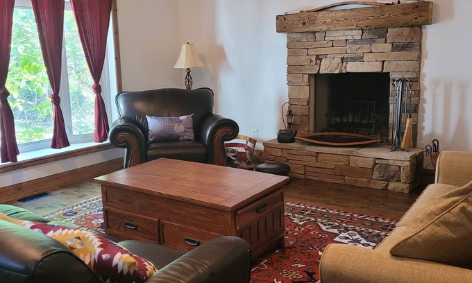 The Blue Mountains Ski Chalet | Cozy Chalet at the Blue Mountains with Fire Place and Saltwater Hot Tub