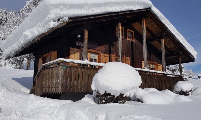 Les Gets Ski Chalet | Cozy Chalet for 4 with Wi-Fi, Balcony, 2 Beds, Near Ski Lifts & Town Center