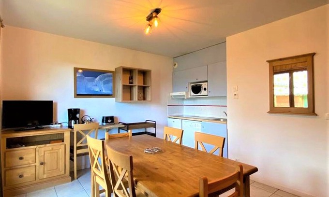 La Joue du Loup Ski Chalet | Cozy Chalet for 7 with Mountain View, Near Ski Resort, Pool & Sauna Access