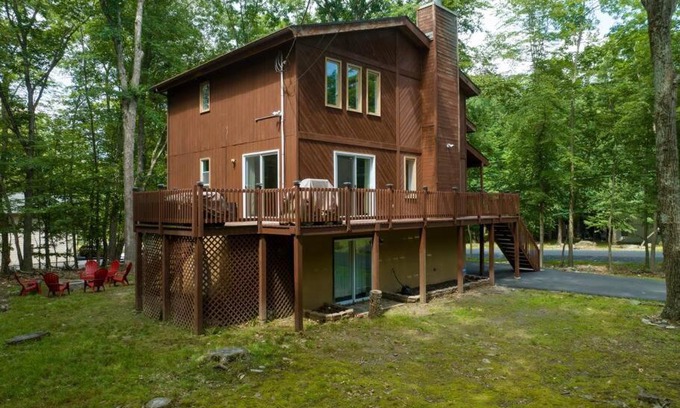 East Stroudsburg House | Cozy Chalet Game Rm and Fireplace