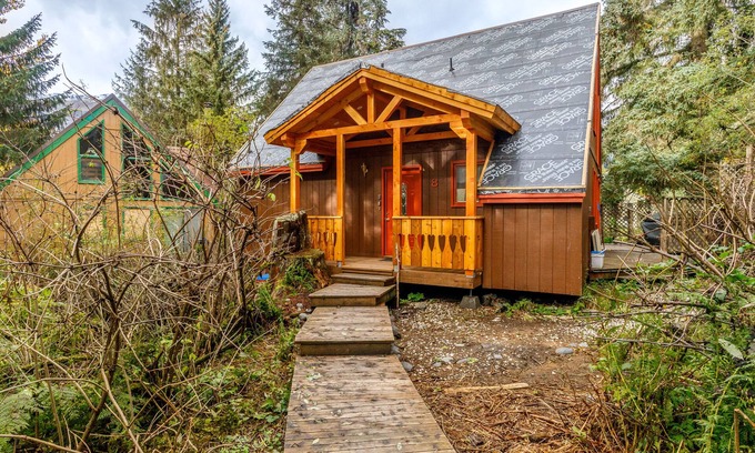 Alyeska Ski Chalet | Cozy chalet near the slopes with WiFi, full kitchen, & hot tub