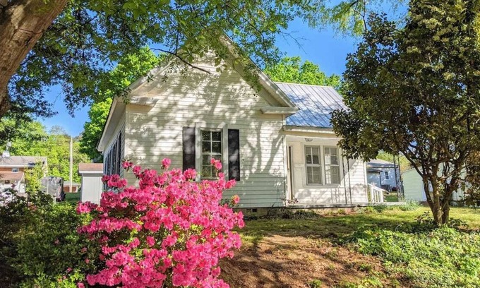 Clayton House | Cozy Clayton Cottage