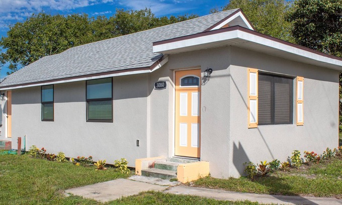 Sanford House | Cozy, Clean Sanford Cottage