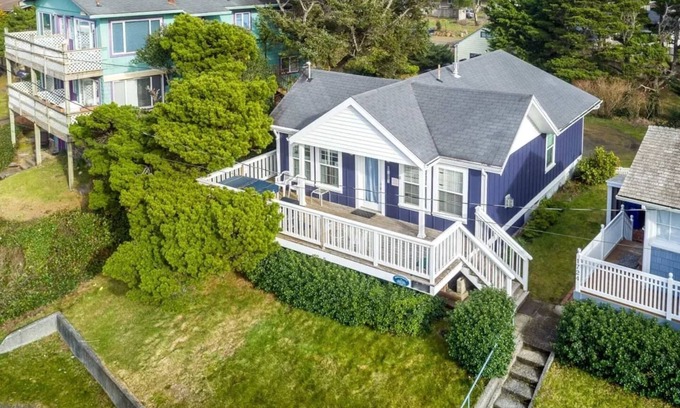 Lincoln City Cottage | Cozy Coast Cottage: King, Hot Tub, Near Beach
