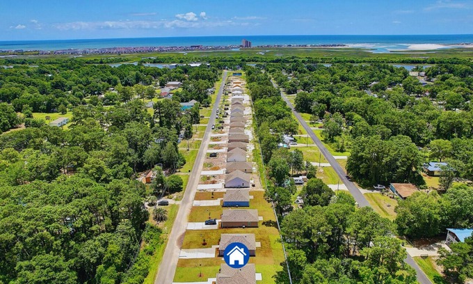 Ocean Isle Beach House | Cozy Coastal 3 bedroom, 2 bathroom cottage near Ocean Isle and Sunset Beach
