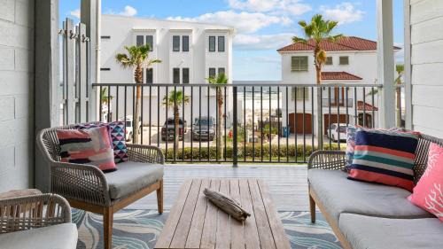 Orange Beach House | Cozy Coastal Getaway with Pool Access & Short 5-min Walk to Beach