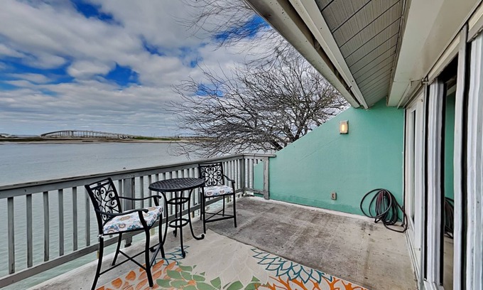 Corpus Christi Condo | Cozy Coastal Repose | Serene Bay Views + Access to Pool!