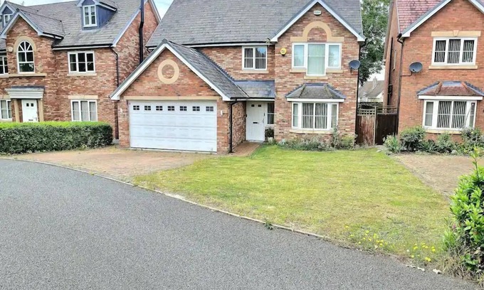 Rhyl House | Cozy Coastal Retreat in Rhuddlan - 5 Bedroom House